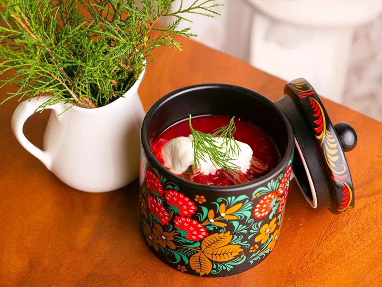 Борщ с говядиной, салом и сметаной